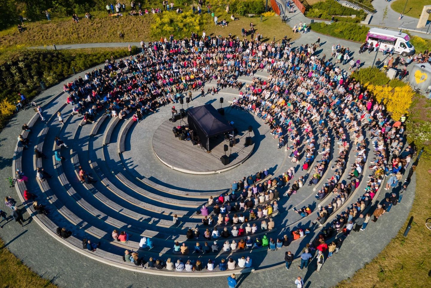 Rakvere linna päevade kontsert Vallimäe ringlaval 2023. aasta suvel.