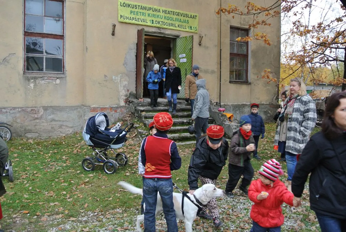 Tartu luterliku Peetri kooli ajaloolise maja trepist vooris eile sisse ja välja hulgaliselt laadalisi. Nende hulgas oli rohkesti sama kooli vormimütsi kandvaid lapsi (esiplaanil koeraga).