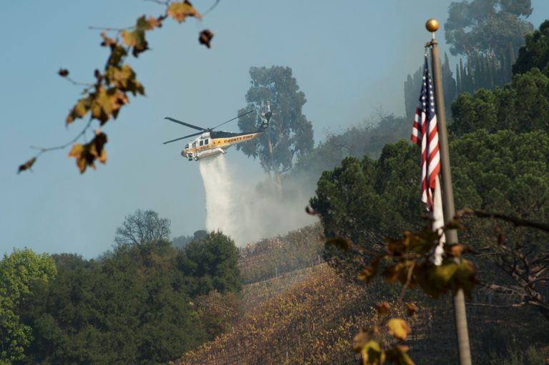 Californias Los Angelese lähedal lõõmab maastikupõleng, mis nüüd ohustab kuulsate ja rikaste kodusid. Rupert Murdochi veinimõis