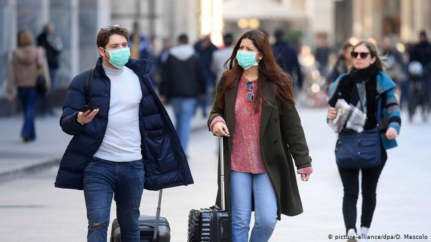 Люди в защитных масках на улицах Милана, где зафиксирована вспышка коронавируса