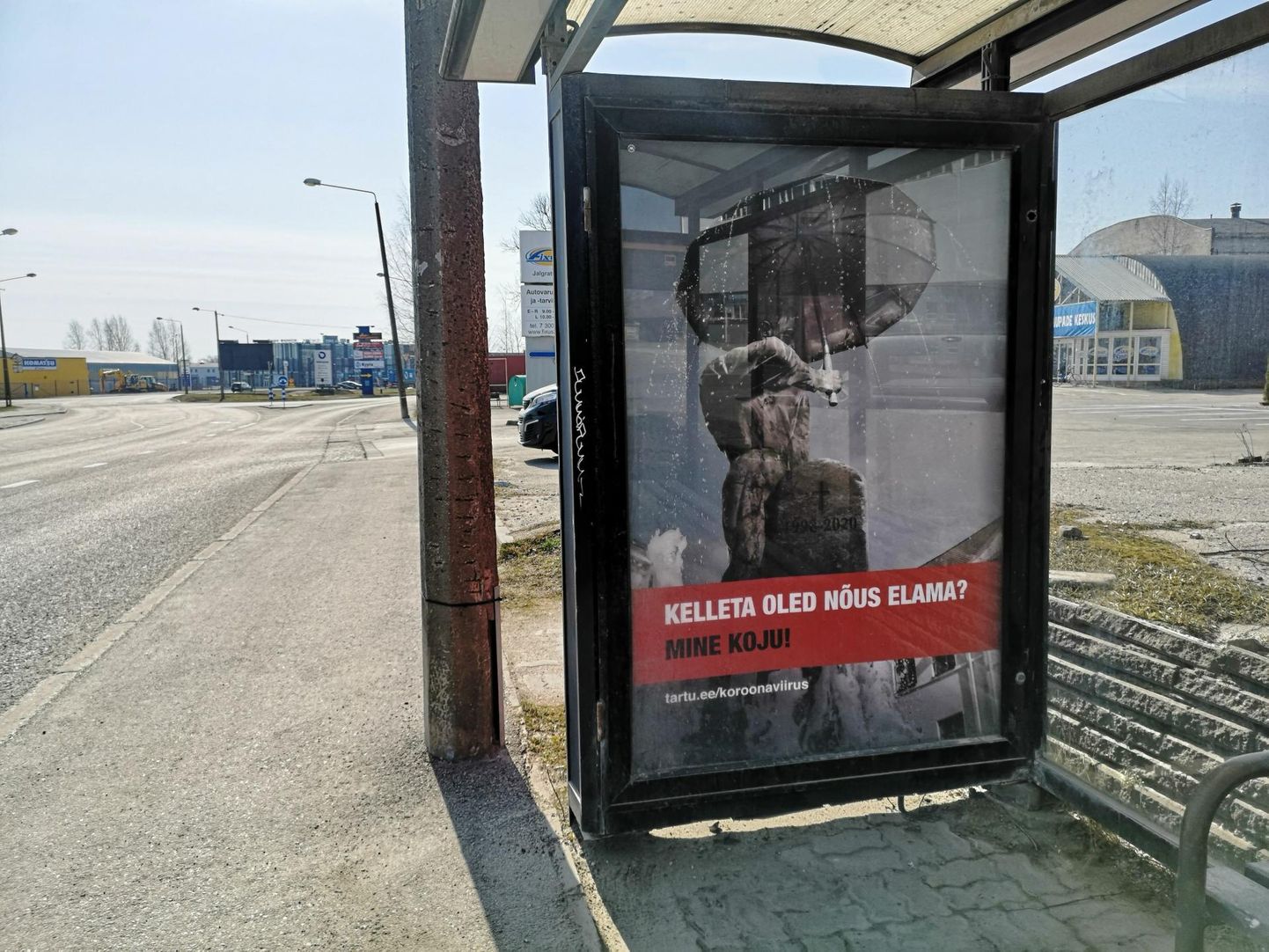 Meenutagem: 2020. aasta märtsis korraldas Tartu linnavalitsus toonastele meeleoludele vastavalt erakordselt morbiidse sisuga plakatikampaania. Nii näiteks rippus ühes Turu tänava bussipeatuses pilt, millel «Suudlevate tudengite» noormees hoiab harjumuspäraselt vihmavarju, aga tema embuses on kauni neiu asemel hauasammas. Sõnum oli: «Kelleta oled nõus elama? Mine koju!»