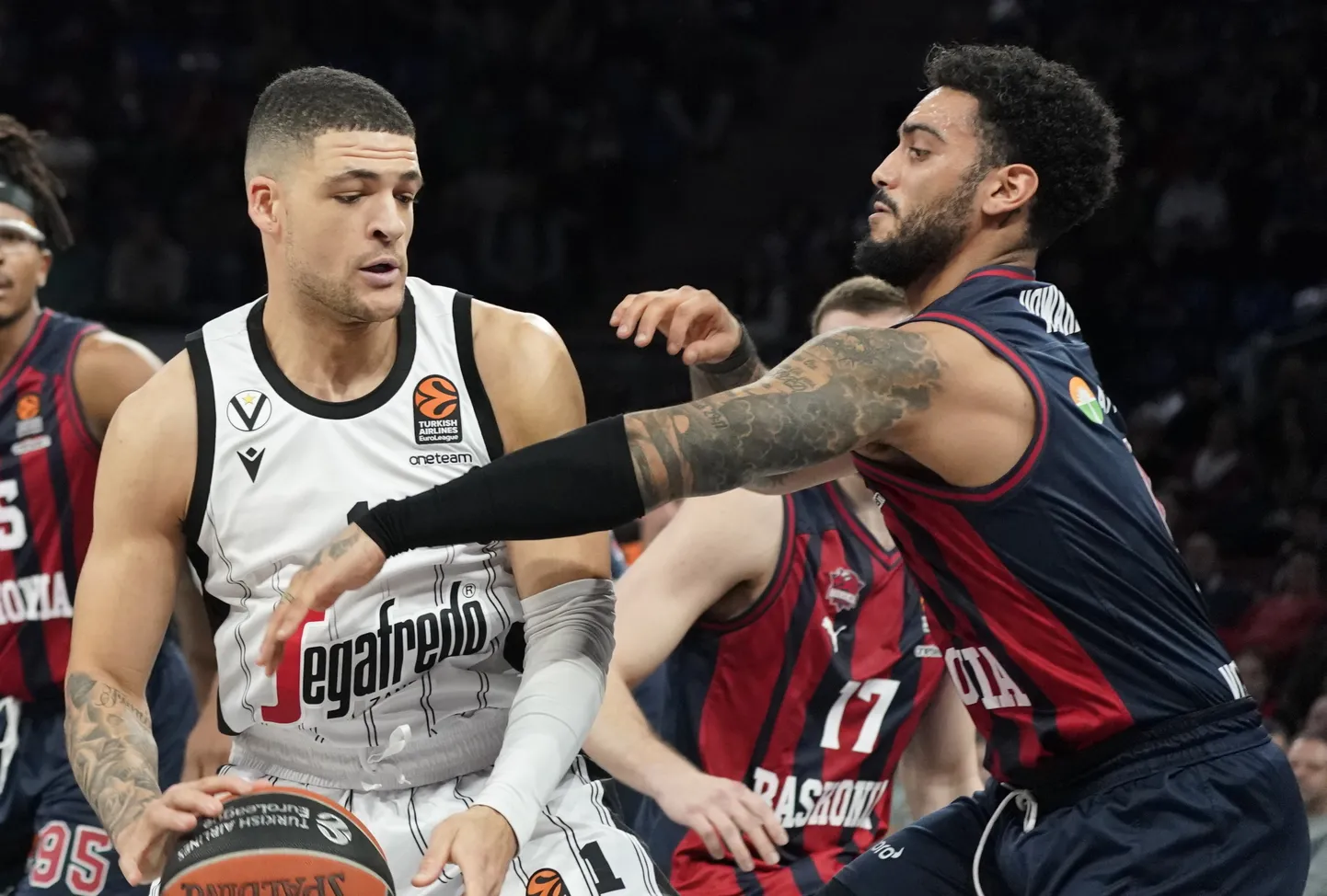 Viimase vooru üks olulisemaid mänge peetakse Bolognas, kus kohalik Virtus võtab vastu Vitoria Baskonia. Võitja saab 8. koha. Kindlasti kujuneb oluliseks tagameeste Iffe Lundbergi (Virtus, vasakul) ja Markus Howardi duell.