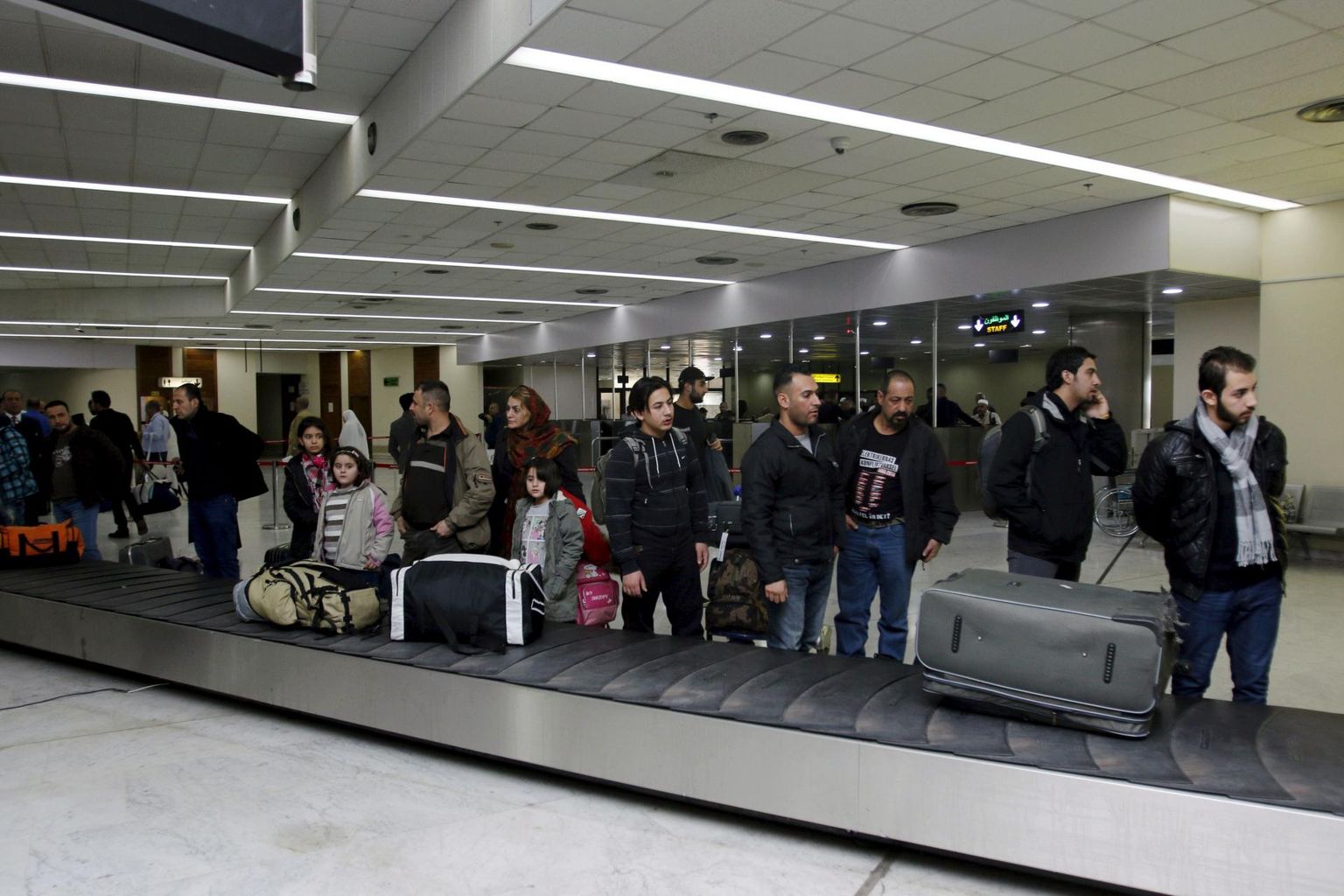 Soomest vabatahtlikult Iraaki naasnud asüülitaotlejad ootamas oma pagasit Bagdadi lennujaamas. Vabatahtlikult lahkunutele maksab Soome kuni 1500 eurot toetust.