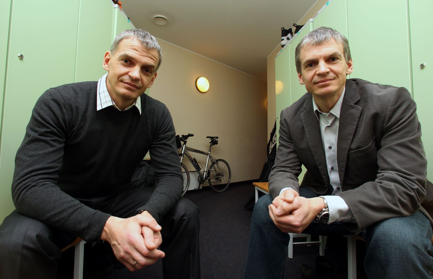Alar (vasakul) ja Aivar Ridamäe Tallinnas Stenbocki majas peaministri kaitsetalituses.
Taamal paistev jalgratas on seotud tööülesannete täitmisega.