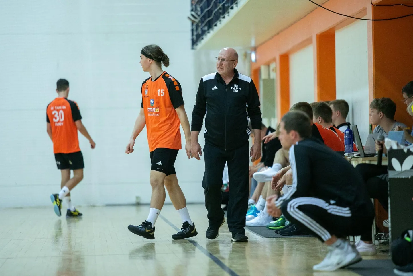 Ehkki Elmu Koppelmann lahkub Tapa gümnaasiumi direktori ametist, jätkab ta ilmselt käsipallitreenerina Tapa valla spordikoolis.