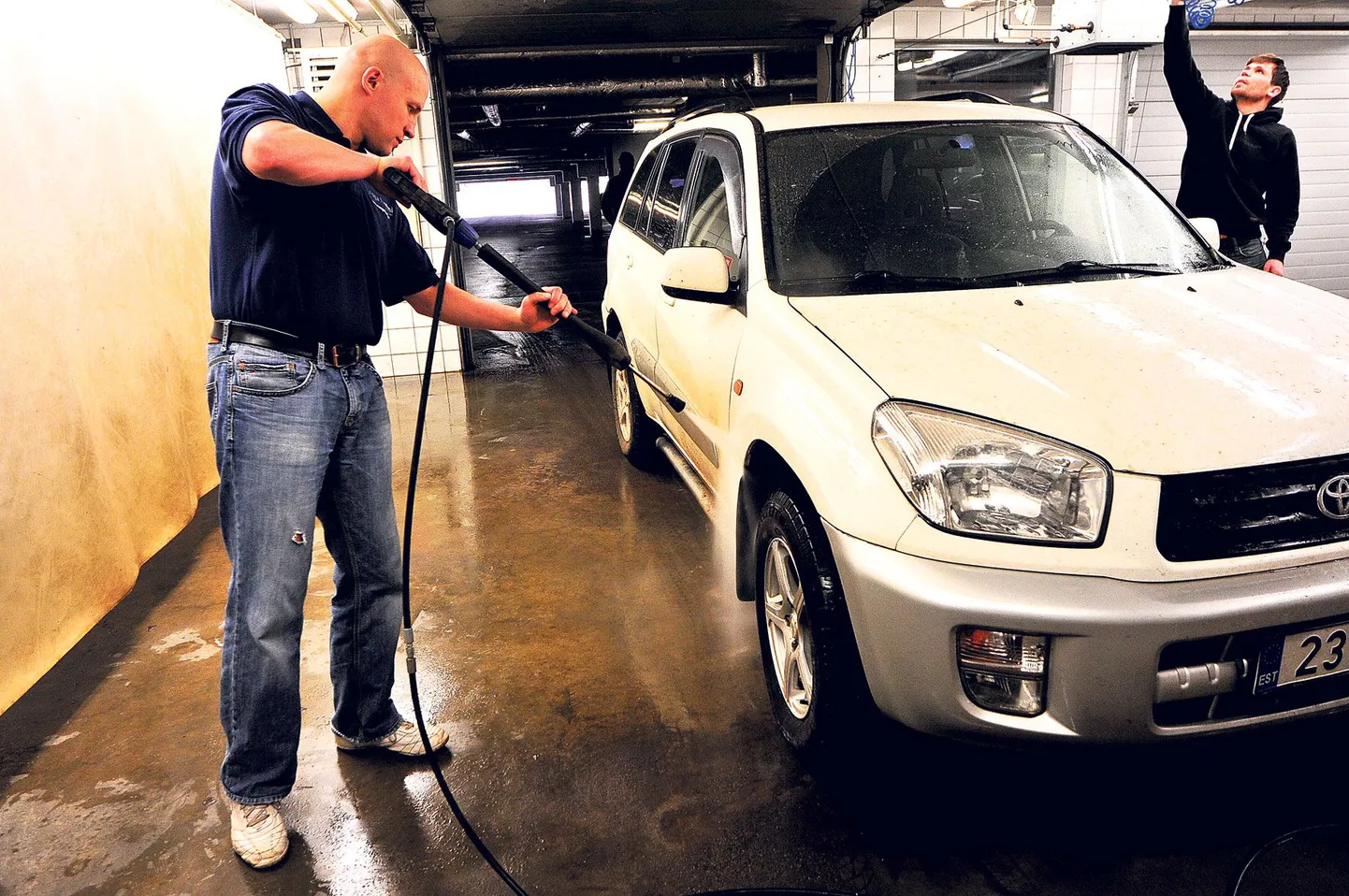 Et värvi kuiva nühkimisega mitte kriipida, tuleb auto kõigepealt survepesuriga üle lasta ja seejärel hakata talvesoola maha pesema, näitas pesulaketi Autoga Vanni omanik Marko Luhamaa.