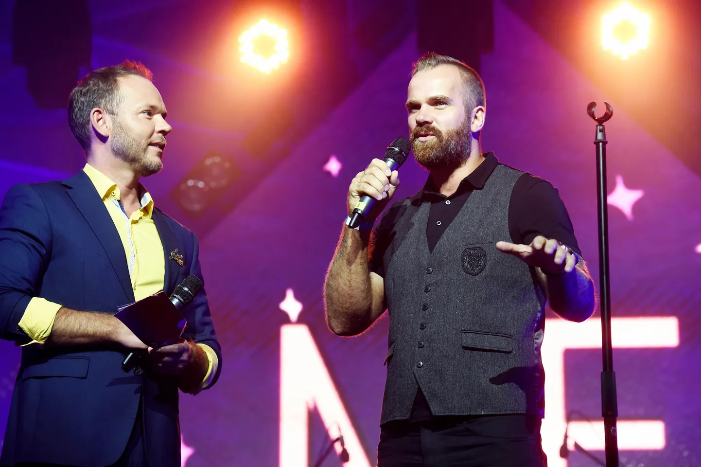 Dziedātāji Andris Kivičs (no labās) un Lauris Reiniks uzstājas koncertā "Mans draugs Mārtiņš Freimanis" Dzintaru koncertzālē.