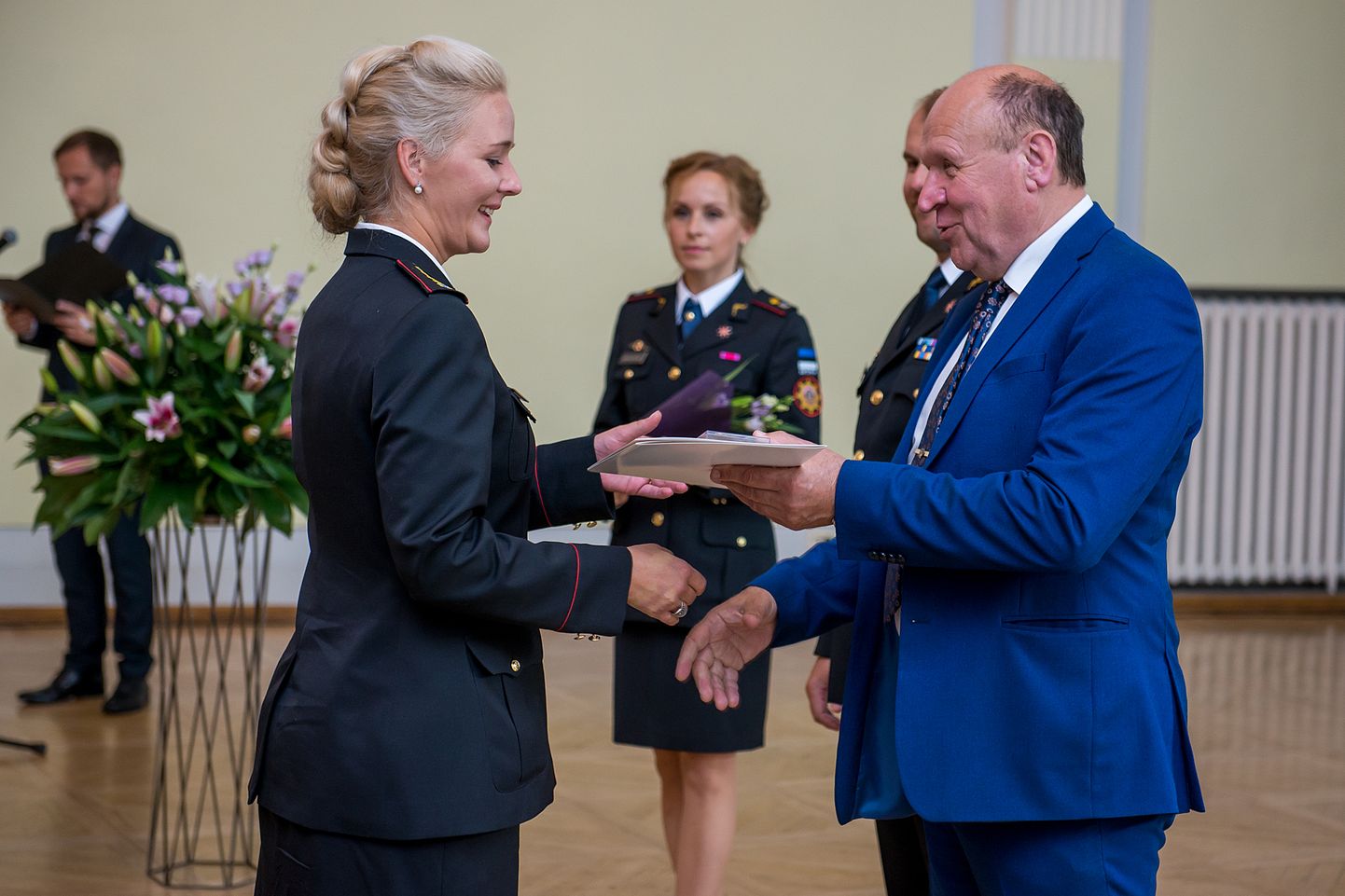 Sigrid Murdla võtab ministrilt vastu Päästeteenistuse medali.