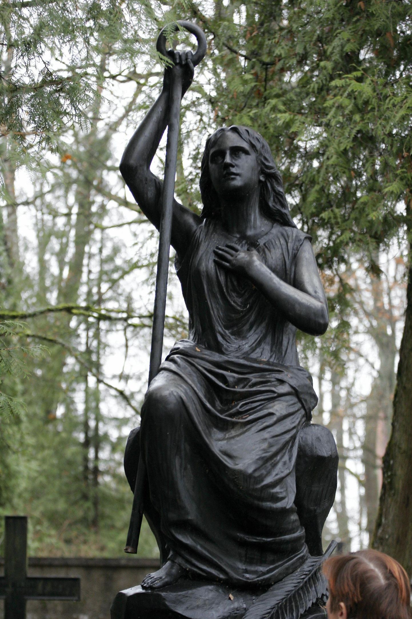 Viljandi Vanal kalmistul ehib üht hauda Eesti rahvusliku skulptuuri looja August Weizenbergi kuju " Naine ankruga".