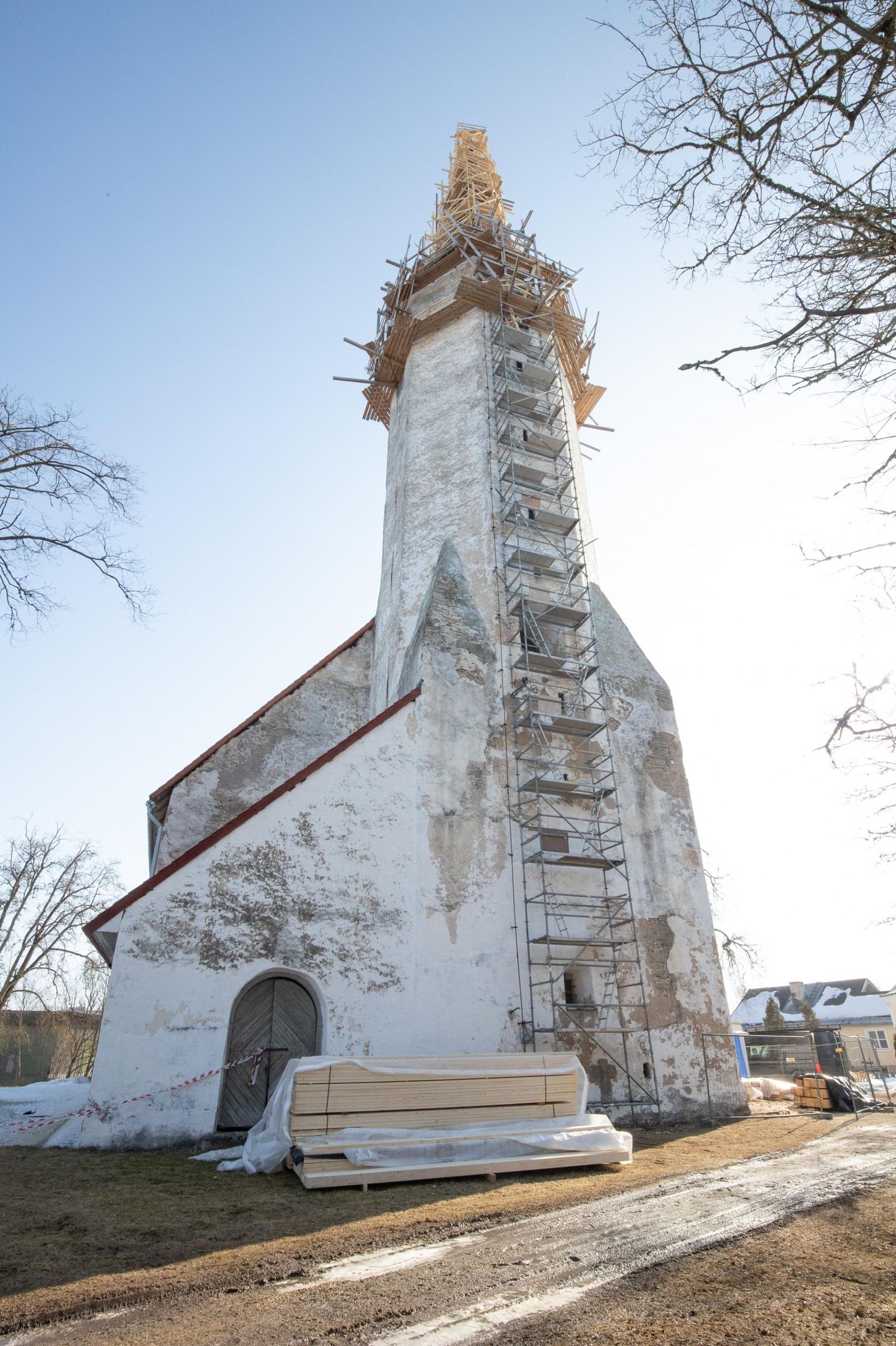 Eelmise aasta alguses alanud Haljala kiriku tornikiivri uuendamisel on käes viimane, kolmas etapp: tornikiivri katuseplekkide vahetus.