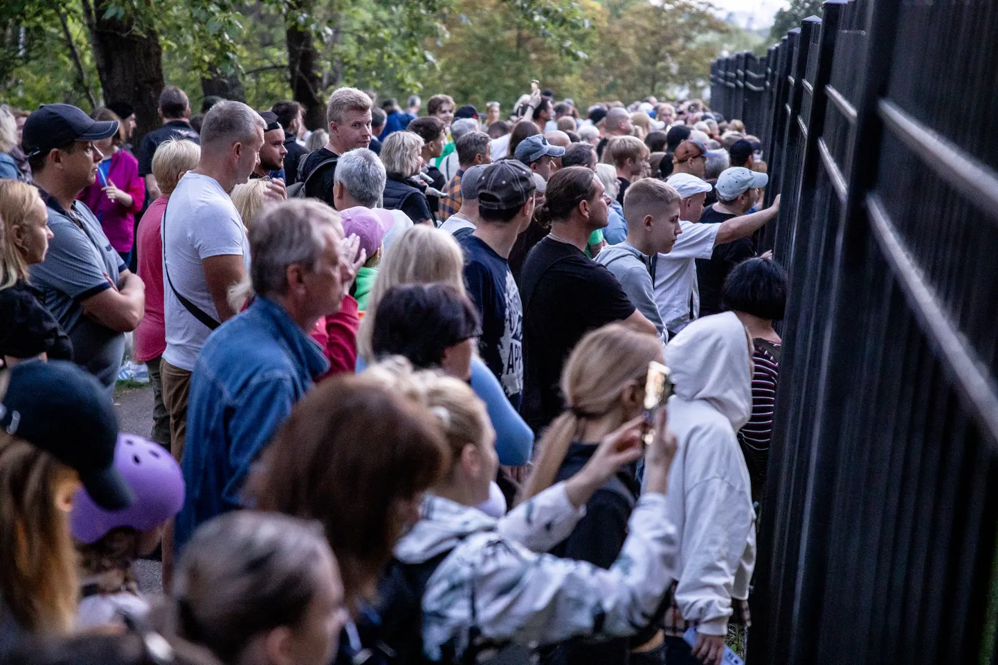 Depeche Mode Tallinna lauluväljakul. Piletita publik kaasa elamas.