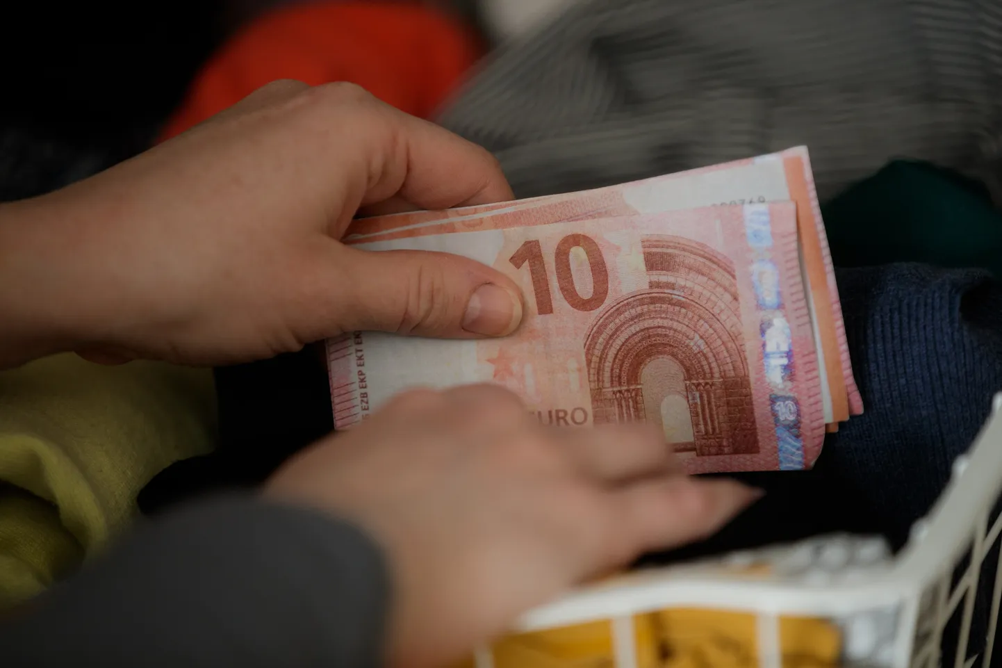 Mõnigi inimene loovutab petturile oma viimased säästud.