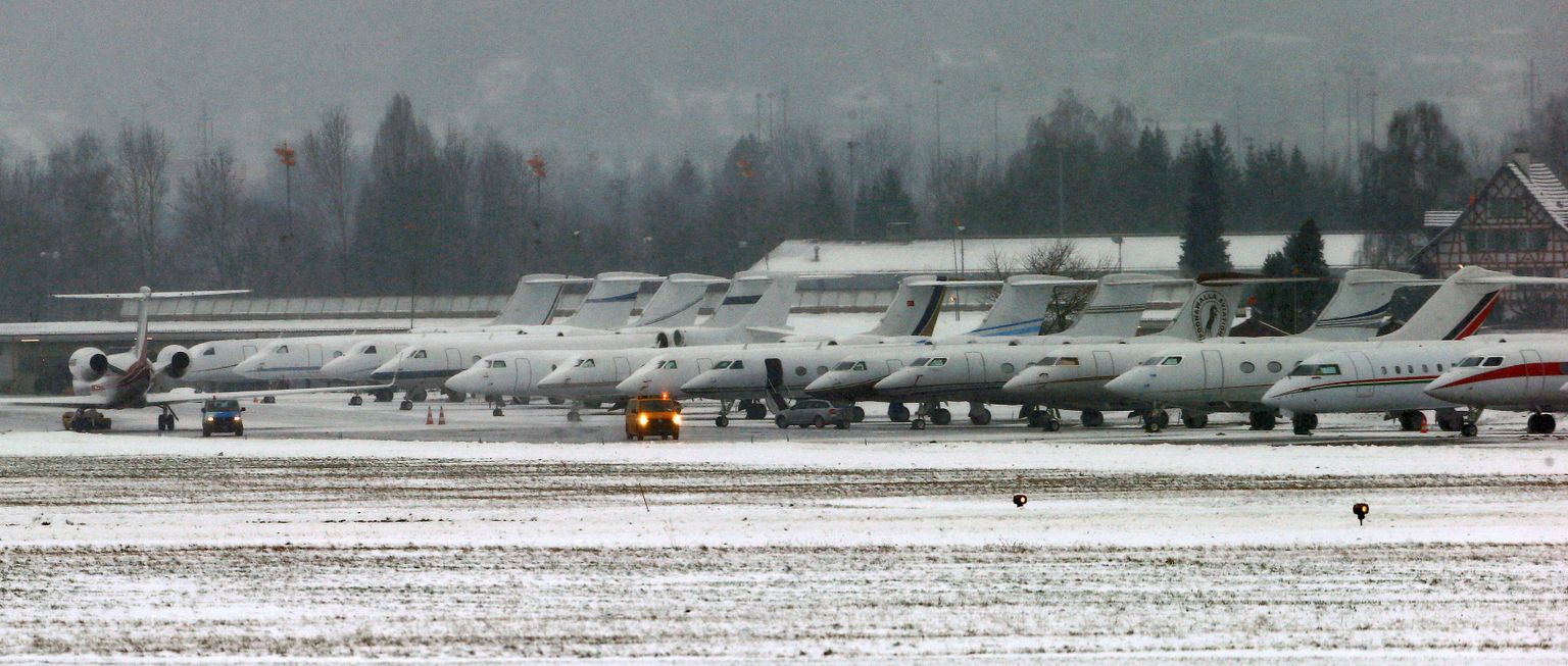 Eralennukid Dübendorfi sõjaväelennuväljal – Davosi majandusfoorumile saabunute õhusõidukid ei mahtunud ümbruskonna tsiviillennuväljadele ära.