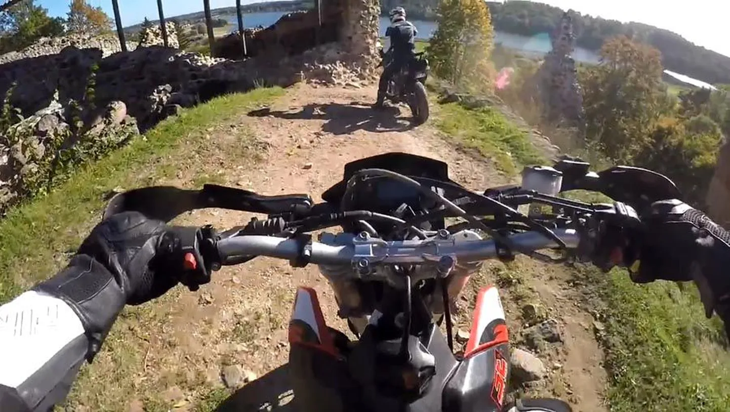 Motohuligaanid sõitsid valimatult lossimägede varemete vahel, sildadel ja jalgradadel.