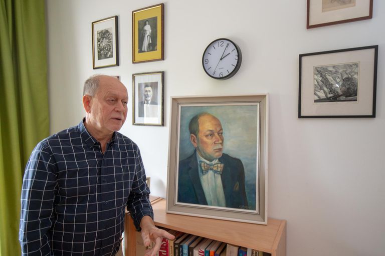 Robert Suvi ja tema portree, mille maalis ta õpilane Olev Saago.