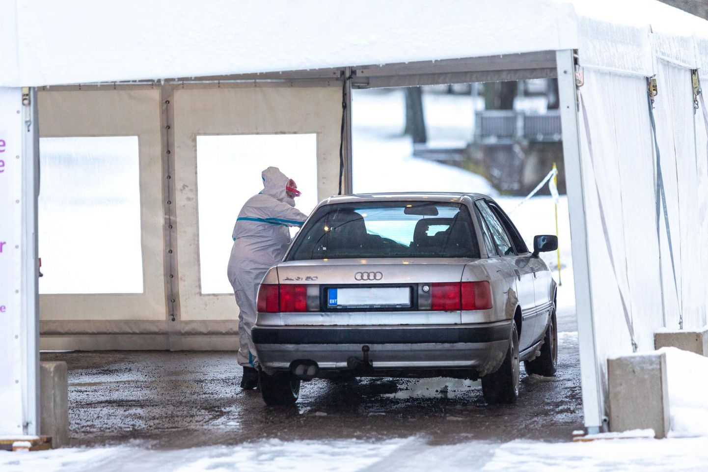 Medicumi testimistelgis Valga spordihalli esises parklas saab koroonaproovi anda autost. Esmaspäeva hommikul oli järjekorras mitu kontrolli tulnut.