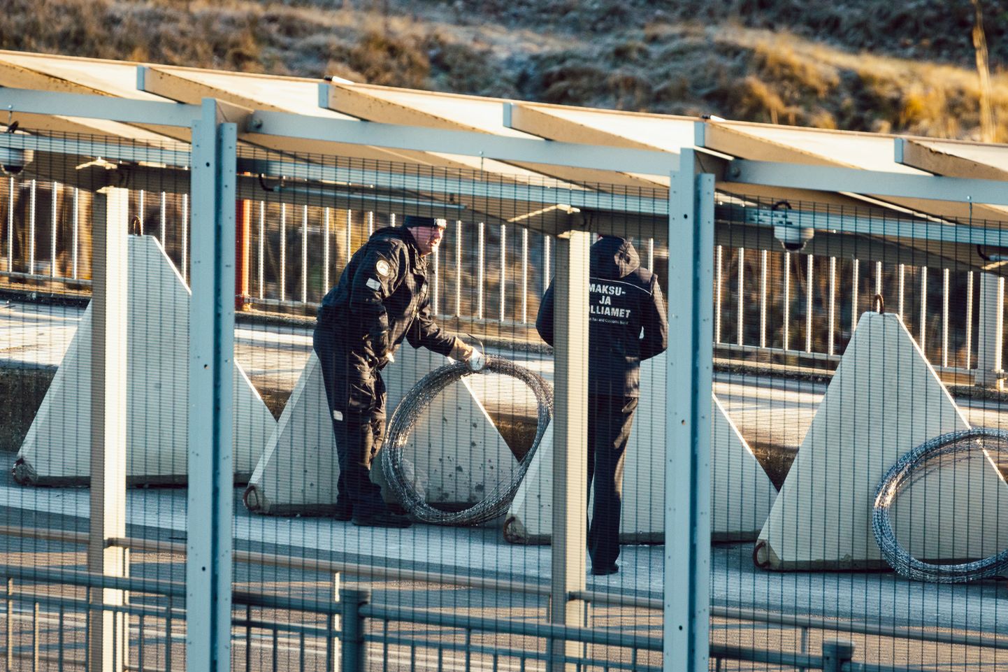Бетонные заграждения, предусмотрительно приготовленные эстонскими пограничниками на нарвском пограничном мосту.