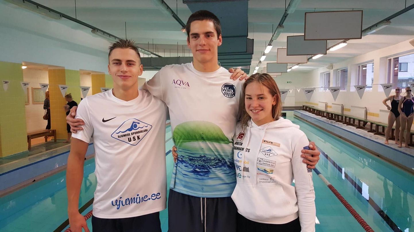 Alex Ahtiainen (vasakult), Ralf Tribuntsov ja Brita Rannamets pakkusid Tamsalus noortele ujujatele vahva elamuse ning näitasid kiiruseid, mille poole võiks järelkasv tulevikus püüelda.