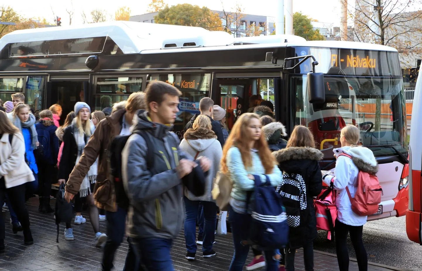 Nõlvaku tänava ja Fi vahel kurseeriva liini number 1 bussile oli eile õhtupoolikul kella nelja paiku kesklinnas suur tung. Uue bussivõrgu esimese kolme kuu kokkuvõte näitas, et augustis oli liin number 1 Tartu kõige sõitjaterohkem.