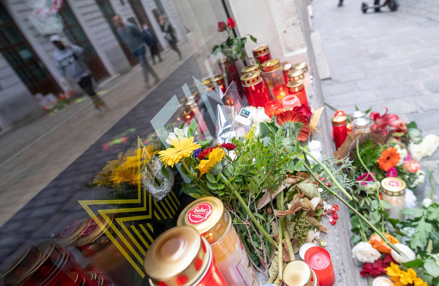 Kesklinnas asuva sünagoogi ette viidi lilli ja küünlaid, 4. november