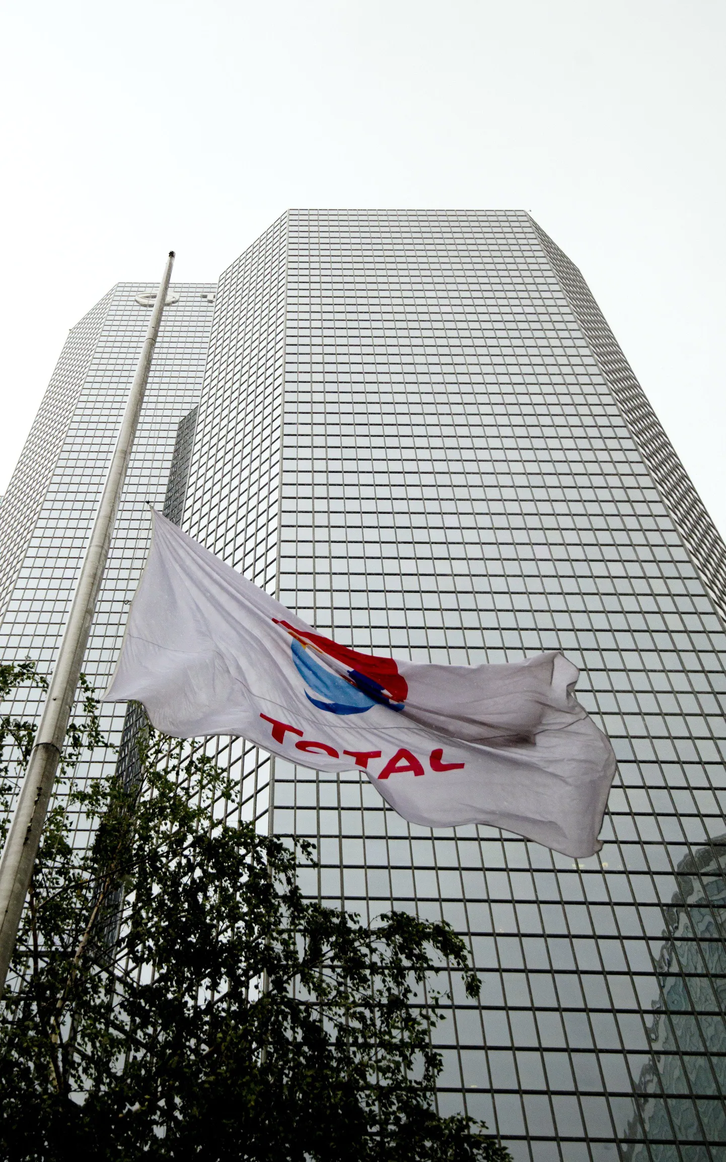 Новым гендиректором французской нефтяной компании Total после трагической гибели в московской авиакатастрофе Кристофа де Маржери назначили главу отдела нефтепереработки и нефтехимии Патрика Пуянне.