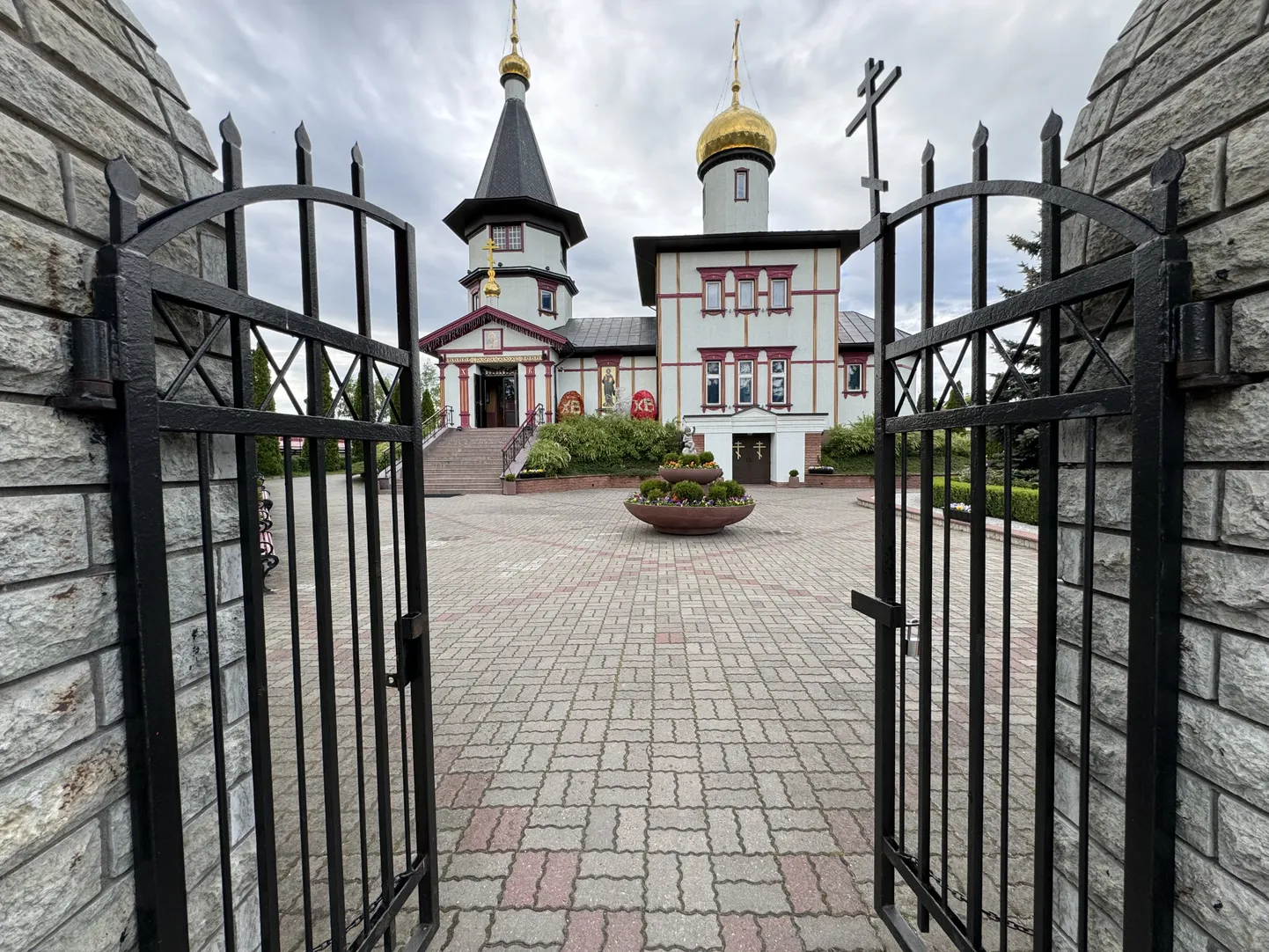 Парадные ворота Храма в честь Нарвской иконы Божьей матери.