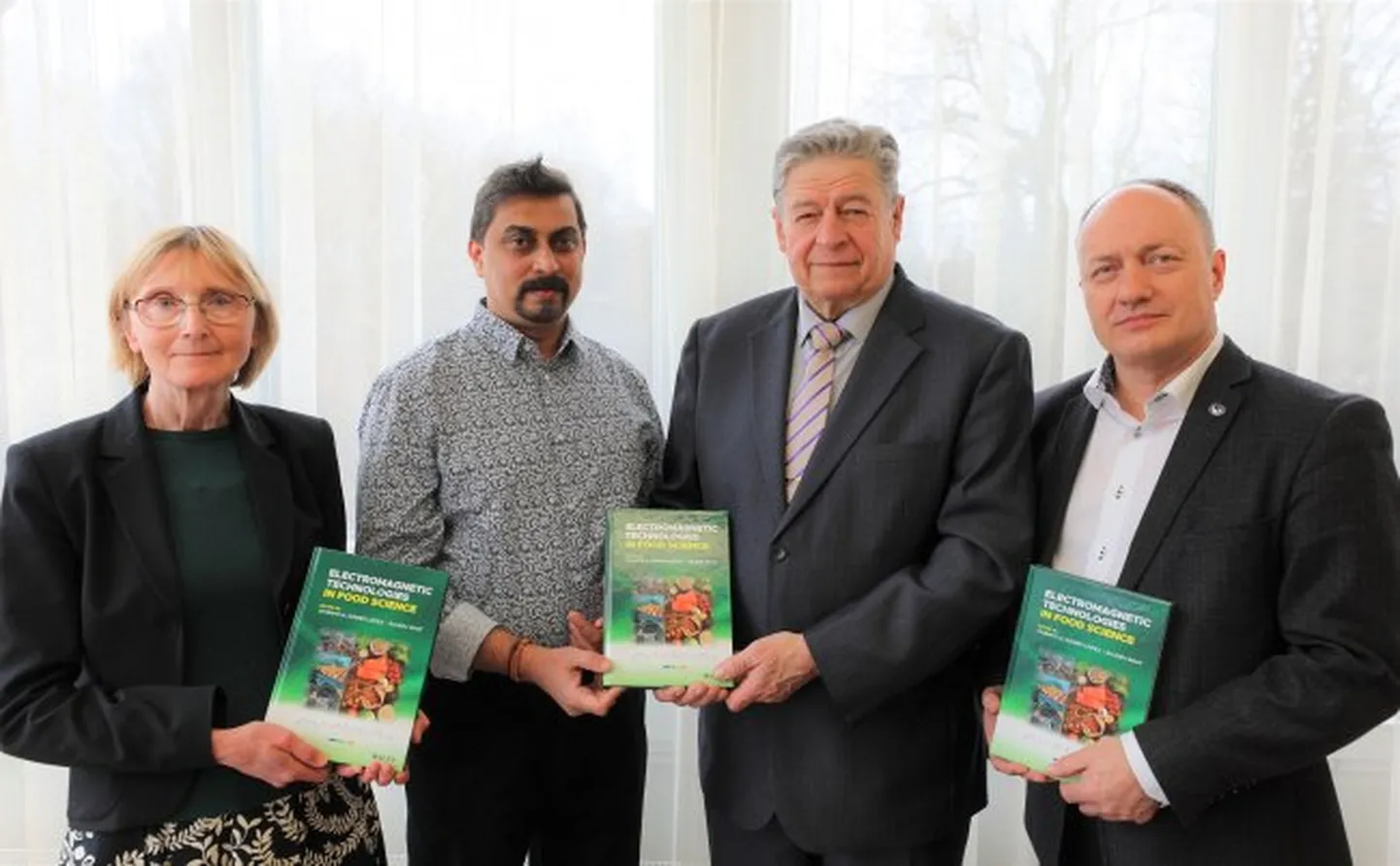 Pildil vasakult: teadusprorektor Ülle Jaakma, raamatu toimetaja Rajeev Bhat, rektor Mait Klaassen, veterinaarmeditsiini ja loomakasvatuse instituudi direktor Toomas Tiirats.