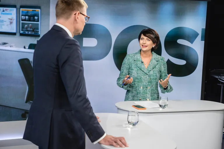 Студия Postimees: министр – о возвращении ковида и острых моментах на рынке труда / Одежда ведущей: Tallinna Kaubamaja / iBlues