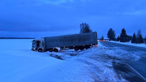 Фото ⟩ Дорога как каток: на шоссе Таллинн-Тарту несколько машин вылетели в кювет