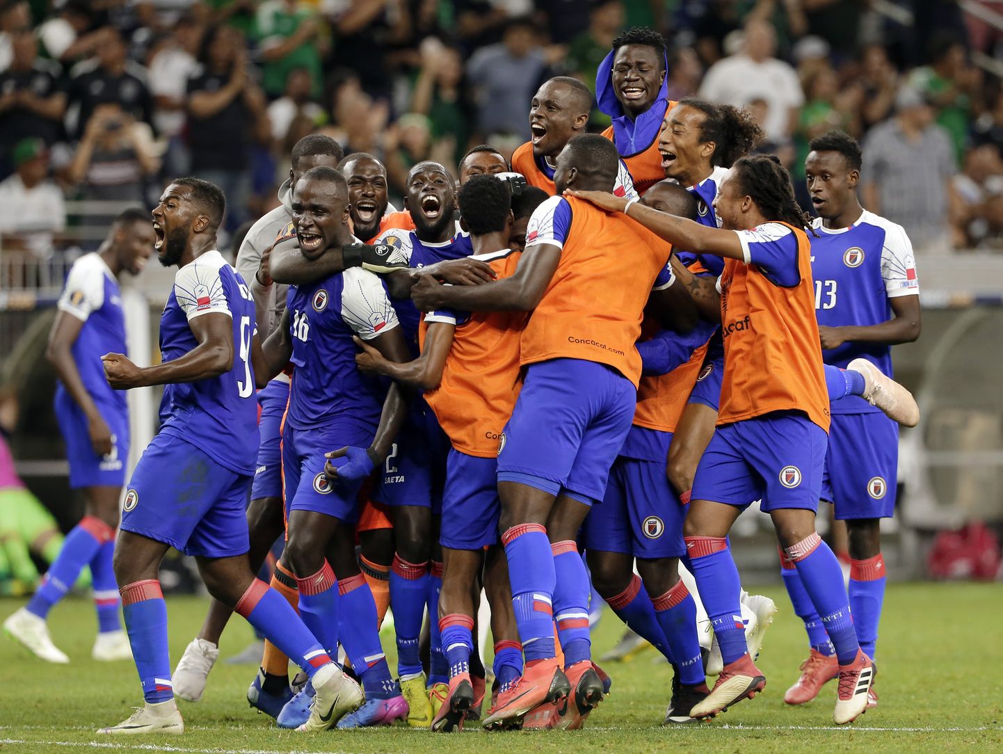 Haiti mängijad ajaloolist võitu tähistamas.