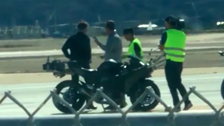 Foto uue filmi «Top Gun:Maverick» võtteplatsilt. Režissöör Joseph Kosinski jagab Tom Cruise'ile näpunäiteid