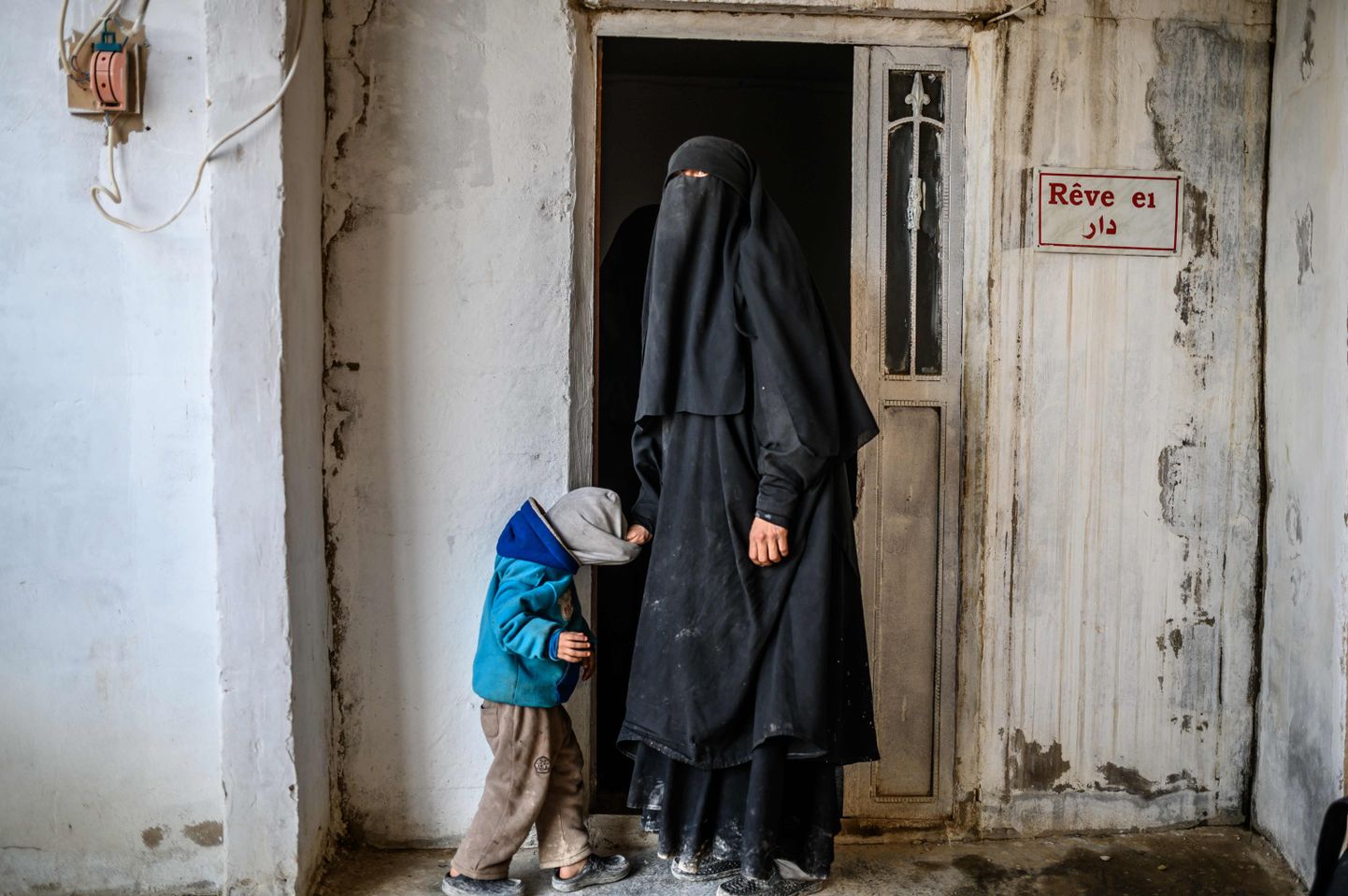 ISISe ridadesse kuulunud prantslanna koos oma lapsega al-Holi laagris Kirde-Süürias.