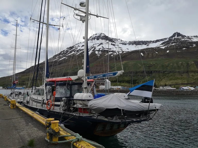 «Admiral Bellingshausen» Islandil.