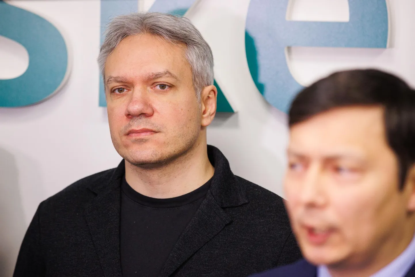 Andrei Korobeinik seisab vankumatult Keskerakonna esimehe Mihhail Kõlvarti selja taga.