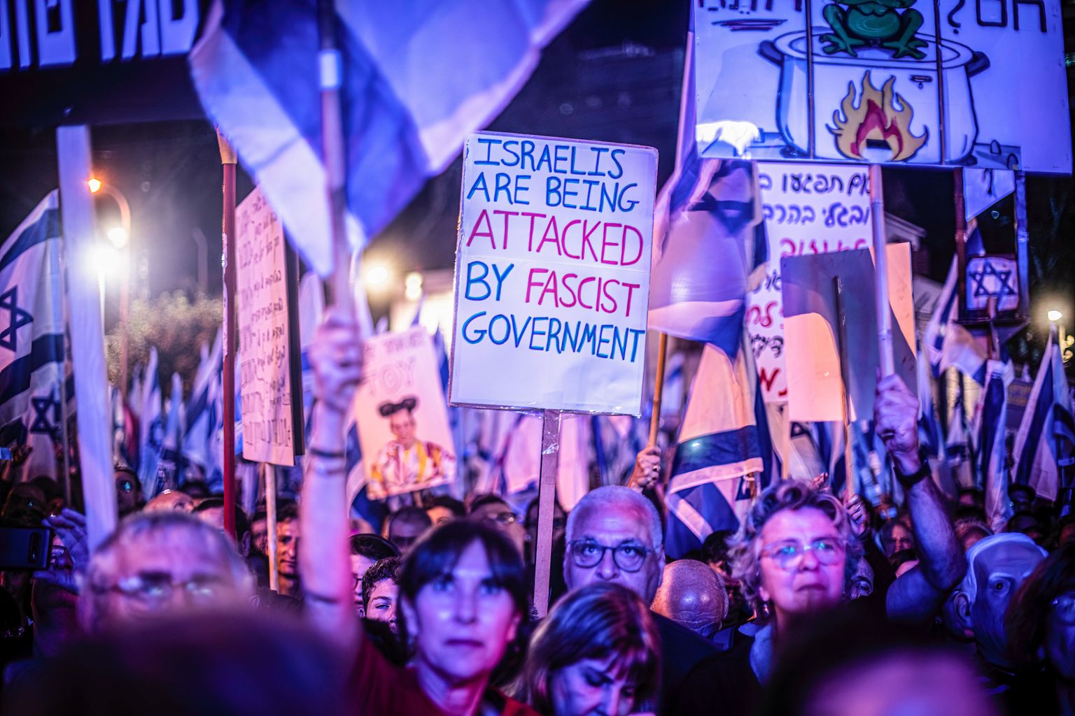 Iisraellased protestimas kohtusüsteemi ümberkorraldamise ja peaminister Benjamin Netanyahu valitsuse vastu.