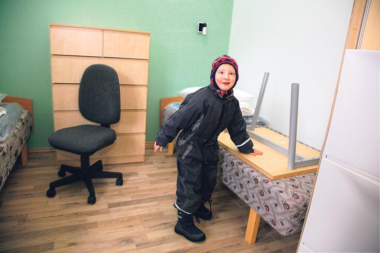 Nelja-aastane Raimo näitab vaimustusega oma tuba, kus ta sõbraga peagi elama hakkab.