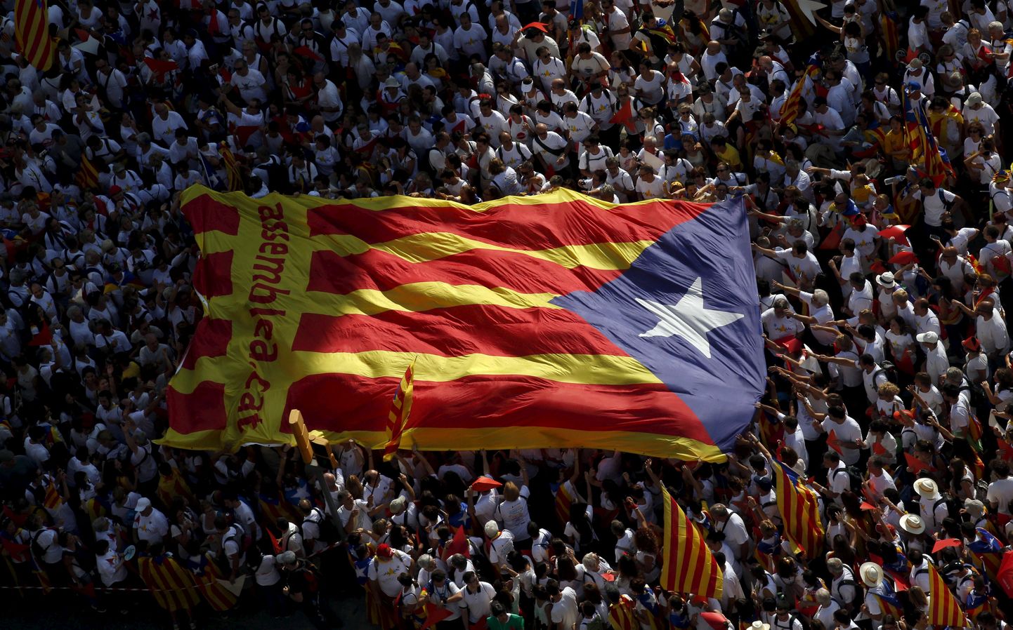 Mullusel 11. septembril toodi Barcelonas välja hiiglaslik iseseisvuslaste tähelipp ehk estelada.