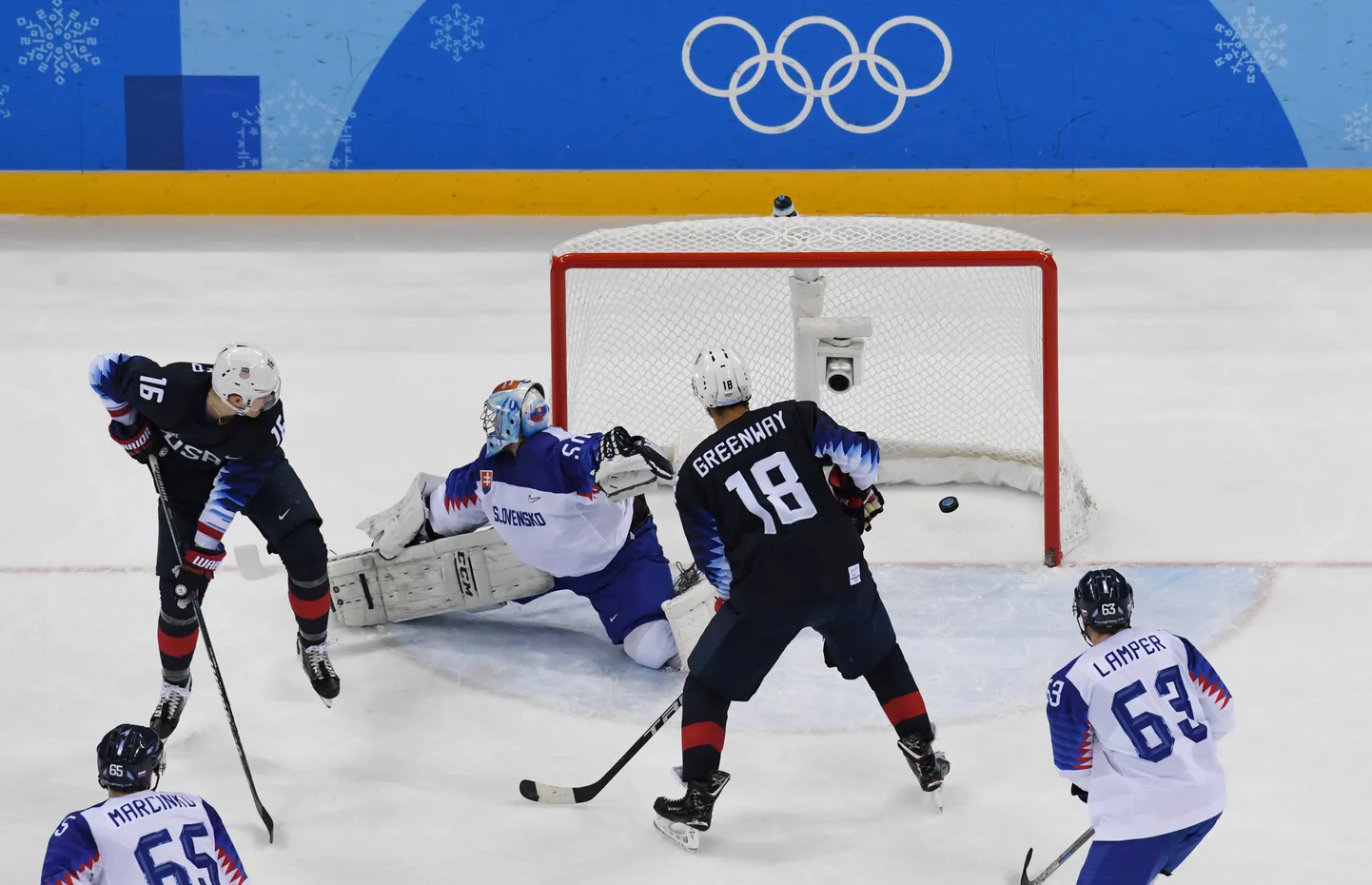 Teise kolmandiku alguses said slovakid 44 sekundi jooksul hakkama nelja lollusega, mille tagajärjel asus USA kohtumist 2:0 juhtima. Fotol on James Wisniewski visanud äsja ameeriklaste teise värava.