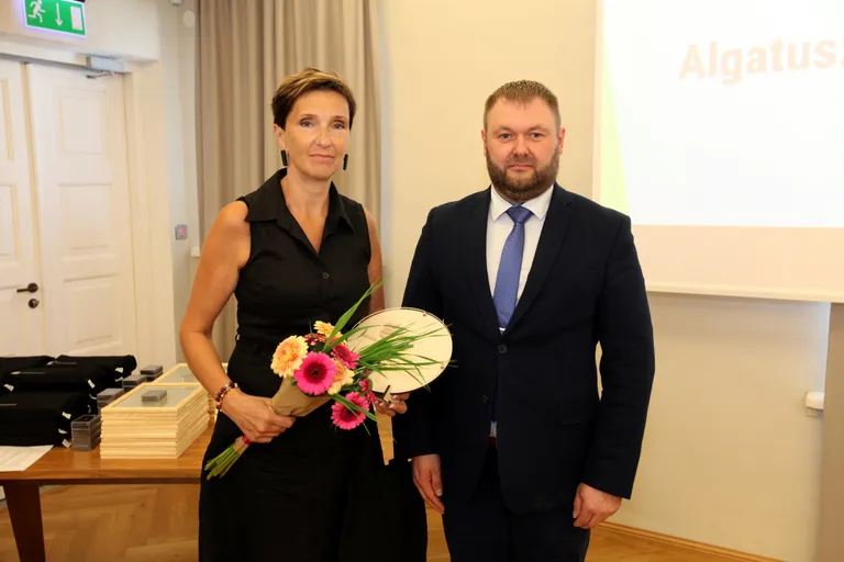Õpetajate kategoorias võitis kaks tiitlit - tubli tegutseja ja rahva lemmik Anu Metsar. Pildil koos minister Rene Kokaga.