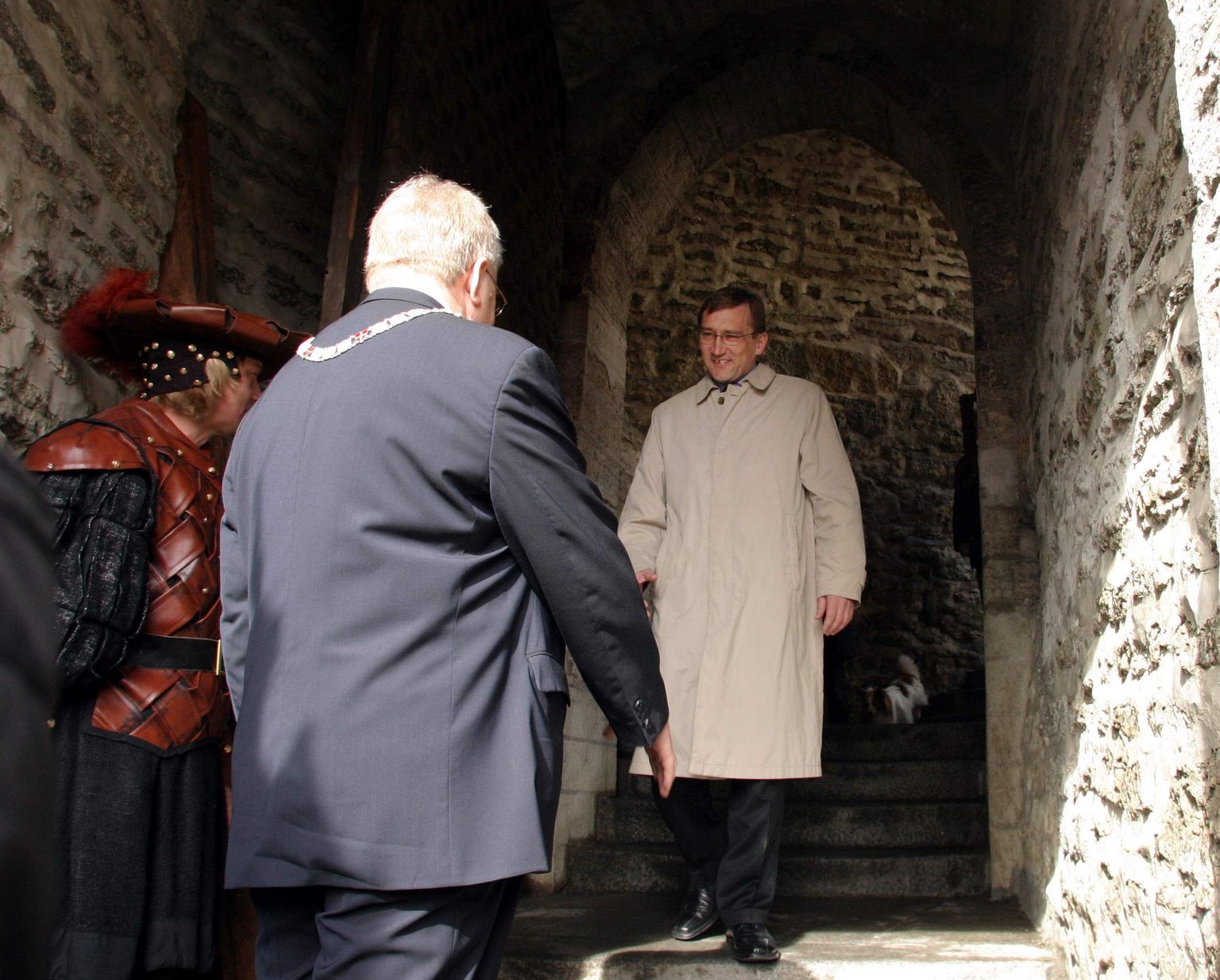 Tallinna Päev aastal 2004. Lühikese Jala värava avamisel ulatasid terekäe linnapea Edgar Savisaar ja toonane peaminister Juhan Parts. Aasta hiljem sai peaministriks Andrus Ansip ning linna ja Toompea suhted jahenesid.