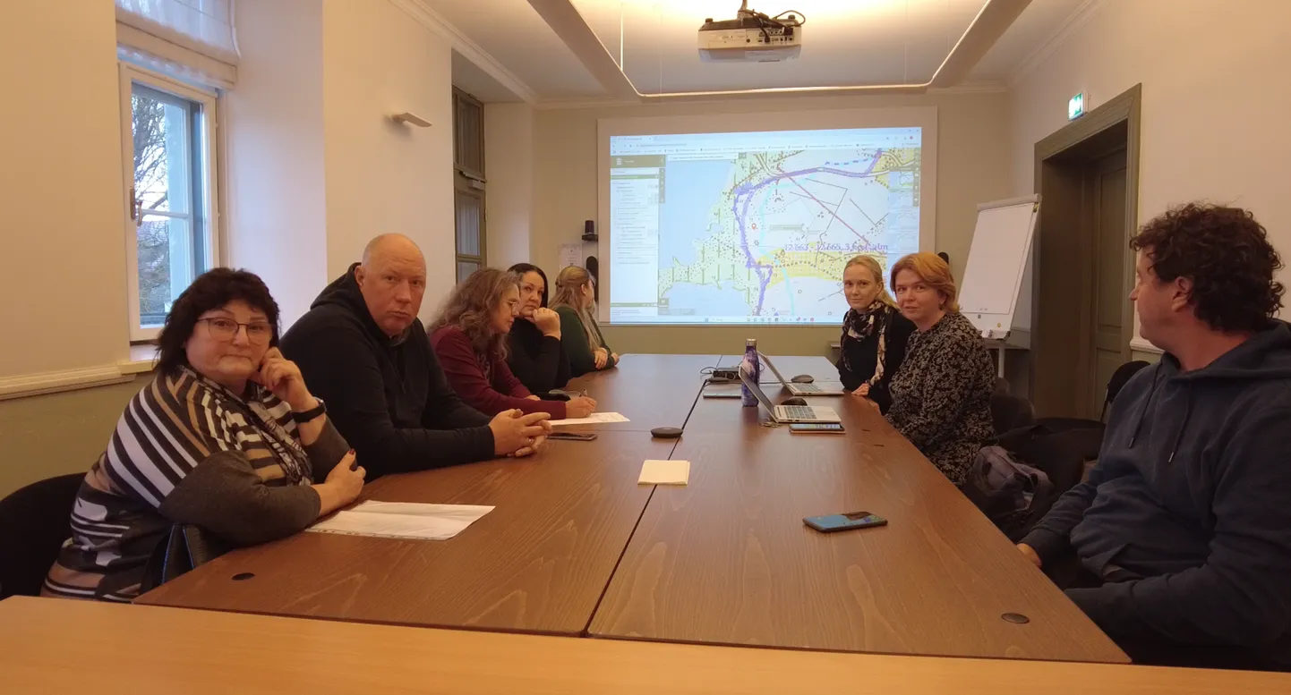 KOOSOLEKUL: Esiplaanil vasakult Kaunispe abikülavanem Anne Rand, külaelanik Siim Pärn, teenuskeskuse juhataja Mari Kübarsepp, planeeringuteenistuse juhataja Kätlin Kallas ja planeeringuspetsialist Piret Paiste.