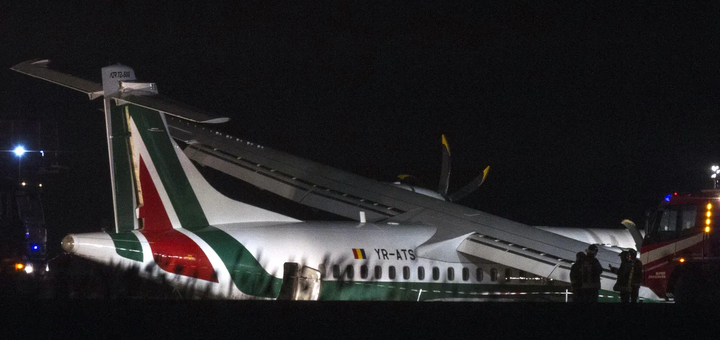 В Риме в аэропорту "Фьюминчино" самолет ATR 72 румынской авиакомпании Carpatair примерно на 300 метров выкатился за пределы полосы во время посадки.