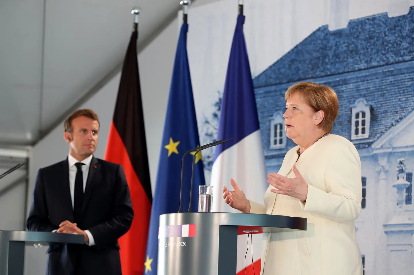 Prantsuse president Emmanuel Macron ja Saksa kantsler Angela Merkel pressikonverentsil pärast esmaspäevast kohtumist Mesebergis.