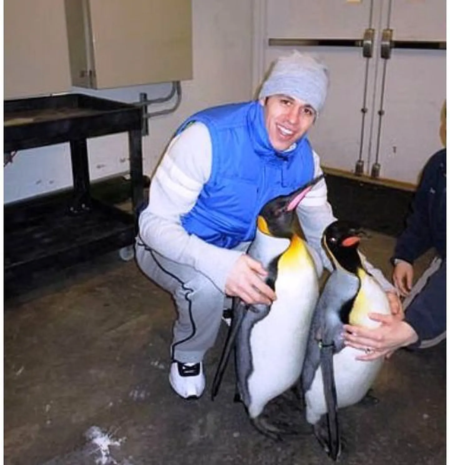 Евгений Малкин и символы его клуба - пингвины.