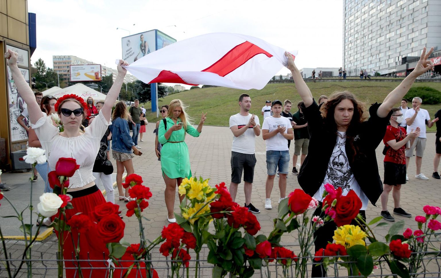 Eile kogunesid Minskis protestijad lillede toomiseks paika, kus eelmisel ööl sai surma meeleavaldaja. 