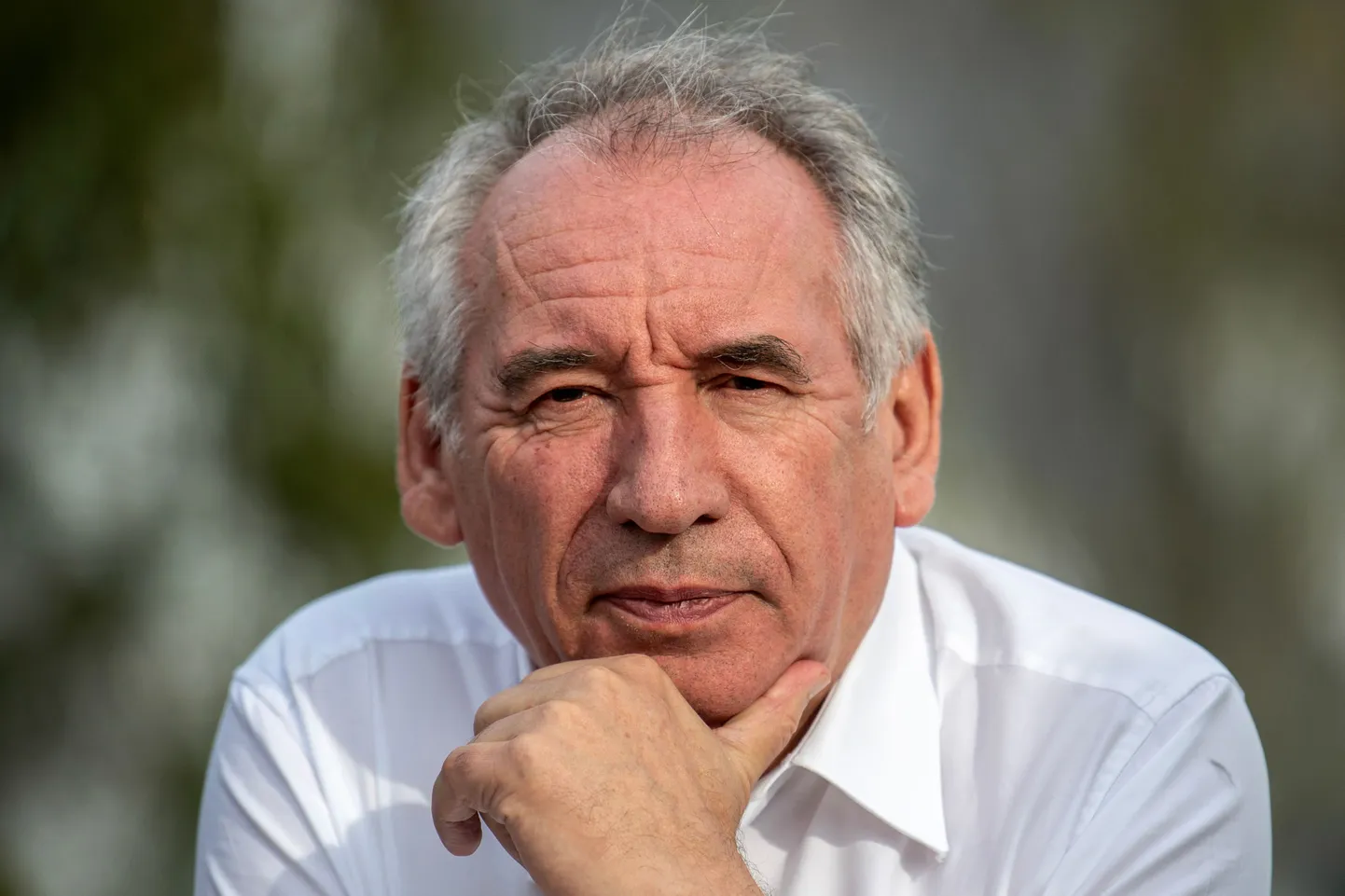 François Bayrou, kellest sai Prantsusmaa peaminister 13. detsembril 2024. Nüüd on ta küsitluse all, kuna ajal, mil ta oli haridusminister, toimusid katoliku erakoolis, kus õppisid ka tema kuuest lapsest kolm, lastevastane seksuaalne ja füüsiline vägivald.
