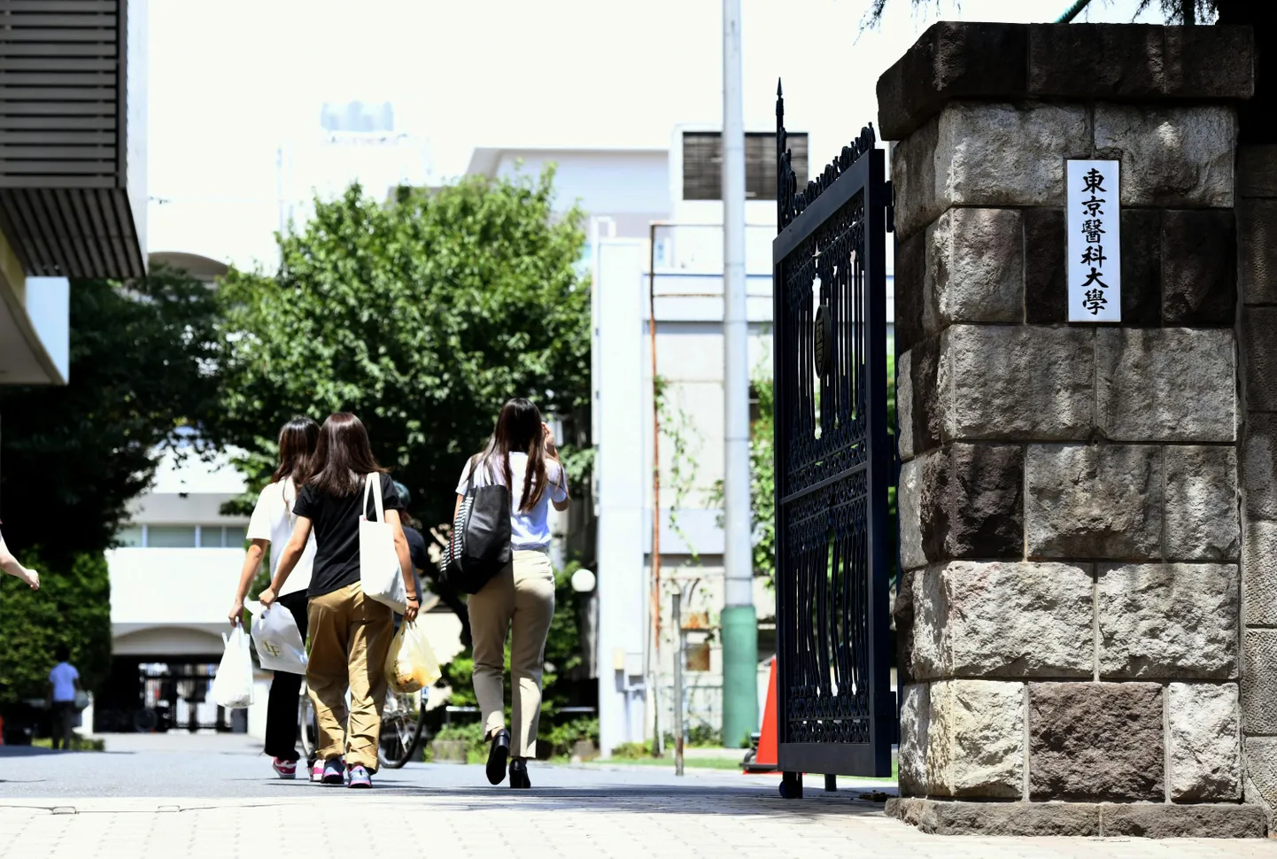 Tudengid sisenemas Tokyo meditsiiniülikooli.