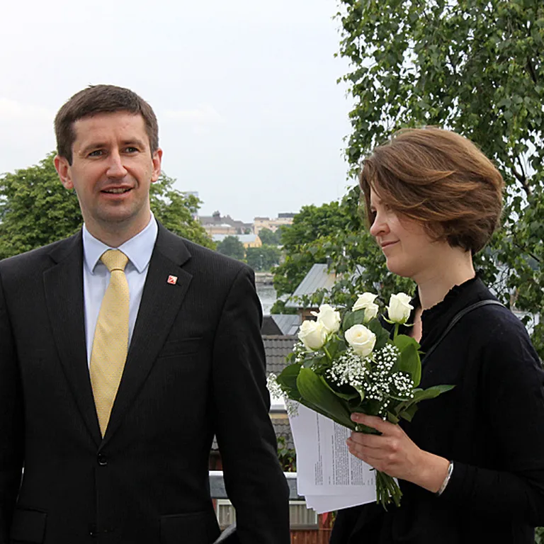 Klīst runas, ka Latvijas izglītības un zinātnes ministram Vjačeslavam Dombrovskim dzimušas simpātijas pret izglītības un zinātnes ministra biroju vadītāju Annu Kononovu