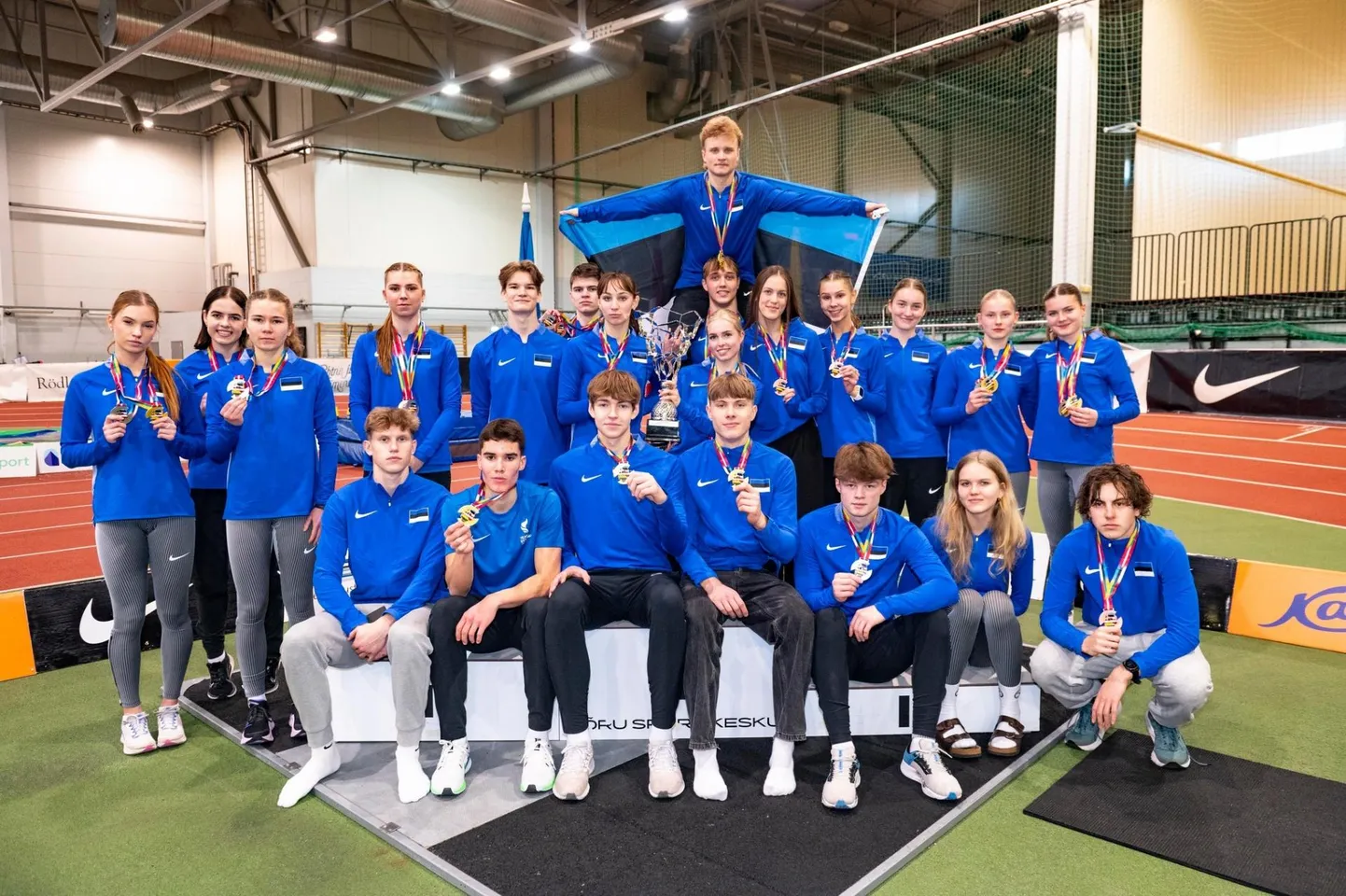 U20 vanuseklassis võidu koju jätnud Eesti koondis. Lippu hoiab tõrvalane Romet Kivi.