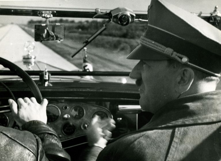 Адольф Гитлер на скоростной дороге.